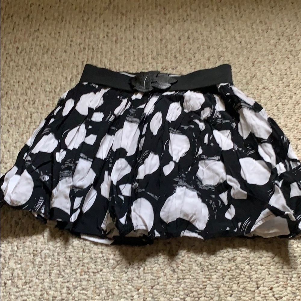 Black and white mini with leaf detail belt